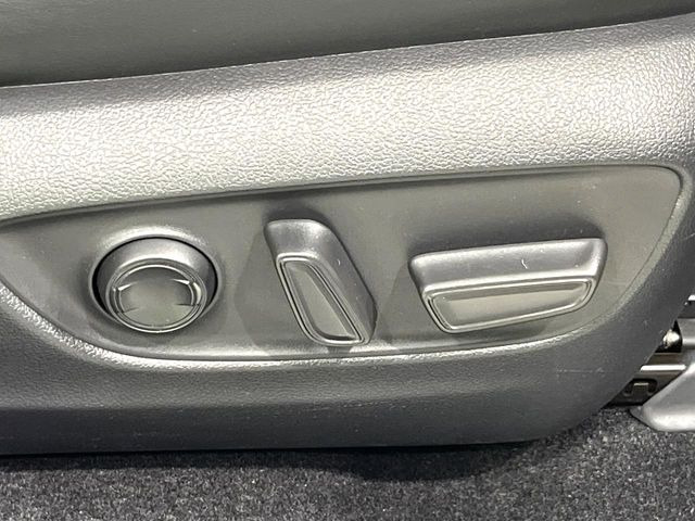 【パワーシート】スイッチ一つで簡単にシートの微調整が可能!電動だから力もいりません!快適なシートポジションにセットして、快適なドライブをお楽しみください。