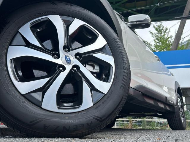 �y����18�C���`�A���~�z�C�[���z�O�ςɃ}�b�`���������A���~�z�C�[���𑕒����Ă���܂��B�e��ЊO�A���~�z�C�[����A�X�^�b�h���X�^�C�����戵�����Ă���܂��B���񂲑��k����������
