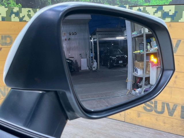 【ブラインドスポットモニター】走行中、ドアミラーの死角になりやすい箇所に後続車が接近するとサイドミラーのレンズに警告を表示!ドライバーに注意喚起をしてくれます。