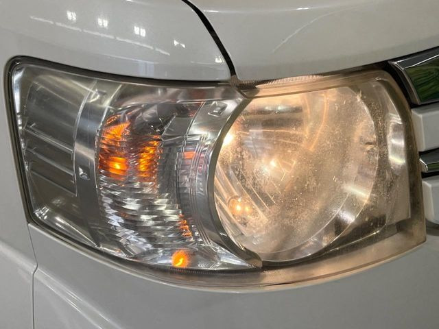 【HIDヘッドライト】非常に明るく前方を照らしてくれるので、悪天候や夜間の走行時も視界良好で安心してお乗りいただけます。