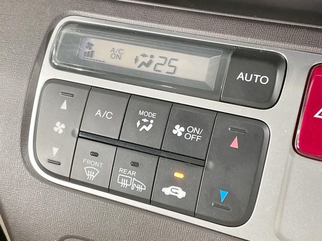 【オートエアコン】一度お好みの温度に設定すれば、車内の温度を検知し風量や温度を自動で調整。暑い&hellip;寒い&hellip;と何度もスイッチ操作をする必要はありません。快適な車内空間には必須の機能ですね♪