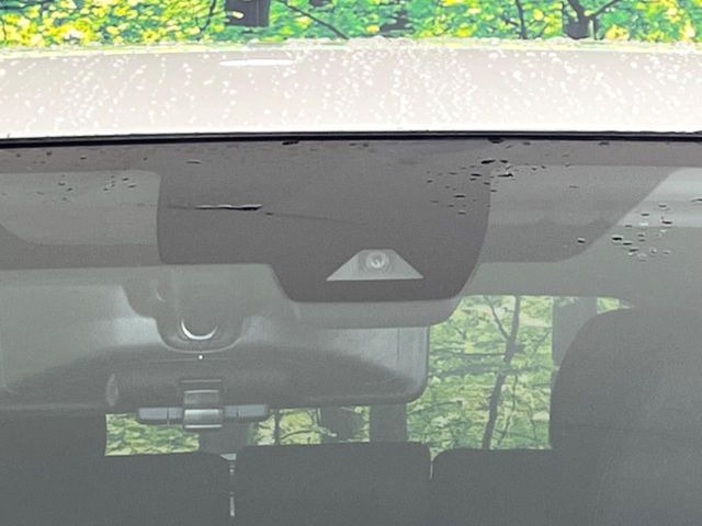 【インテリジェントエマージェンシーブレーキ】フロントカメラで前方の車両や歩行者を検知。衝突しそうな時は衝突被害軽減ブレーキが作動、衝突回避をサポート。より安全にドライブをお楽しみいただけます。