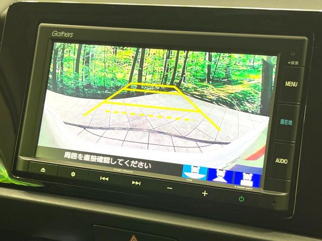 【バックカメラ】駐車時に後方がリアルタイム映像で確認できます。大型商業施設や立体駐車場での駐車時や、夜間のバック時に大活躍!運転スキルに関わらず、今や必須となった装備のひとつです!