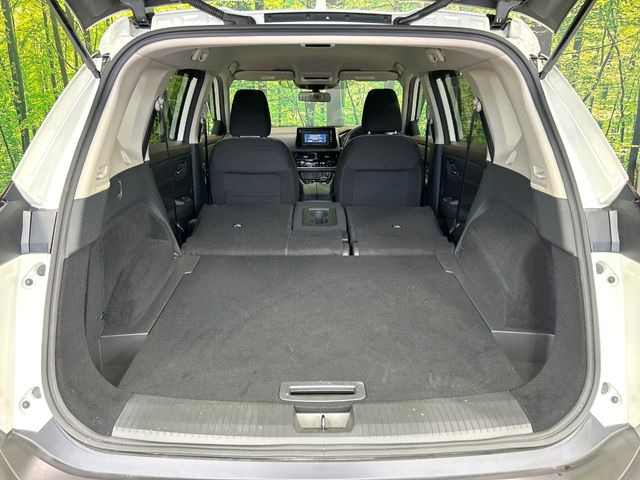 ���i�̂���������ʋ΁A���}���ɏ\���ȉ׎��X�y�[�X���m�ۂ��Ă���܂��B�Z�J���h�V�[�g��|���ƁA�傫�ȉו��̐ύڂ��\�ł���
