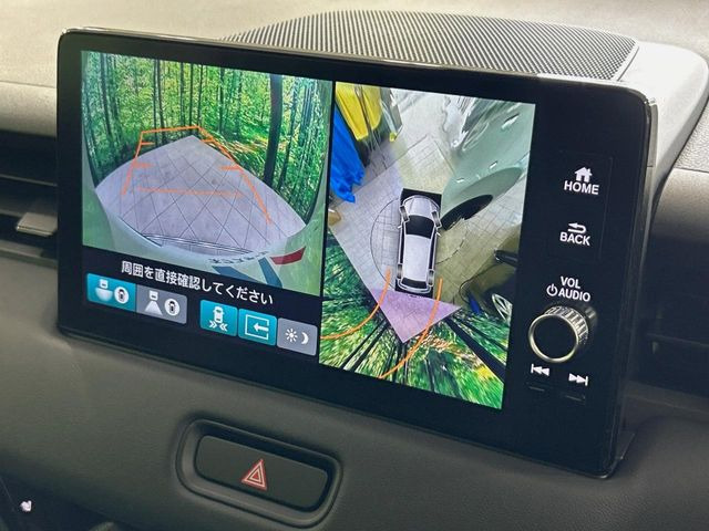 【マルチビューカメラシステム】専用のカメラにより、上から見下ろしたような視点で360度クルマの周囲を確認することができます☆死角部分も確認しやすく、狭い場所での切り返しや駐車もスムーズに行えます。