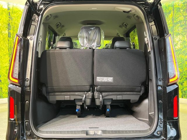 積み下ろしのしやすいデッキにはたっぷりと荷物を積み込んでいただけます。遊びから仕事まで、様々なシーンで頼れます♪