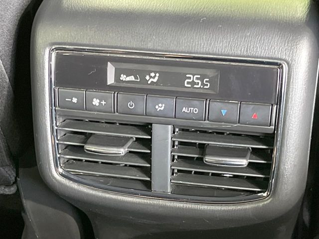 【リアオートエアコン】広い後部座席には必須の機能!風量や温度を自動で調整し前席と同様な車内環境にしてくれるリアオートエアコンを装備。夏の暑さも冬の寒さもストレスなく快適にお過ごしいただけます♪