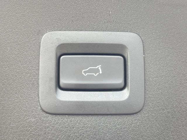 【パワーバックドア】スマートキーや運転席のボタンを押すだけでリアゲートが自動で開閉します!荷物を持っている時や、高い位置にあるバックドアを閉める際に便利な機能です♪