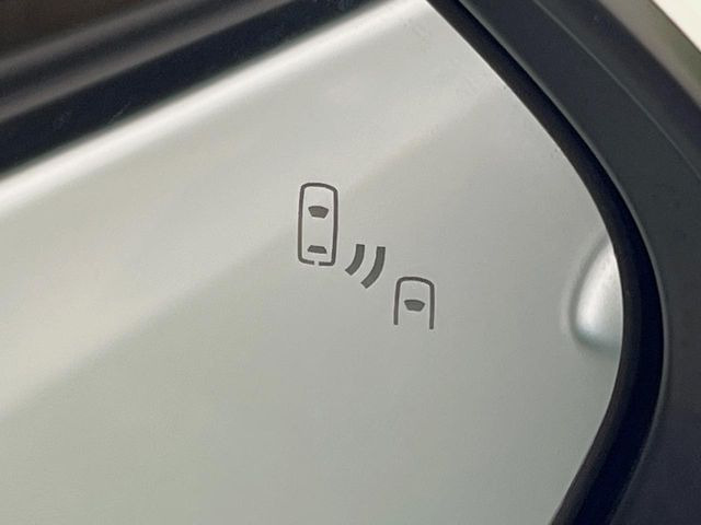 【ブラインドスポットモニター】走行中、ドアミラーの死角になりやすい箇所に後続車が接近するとサイドミラーのレンズに警告を表示!ドライバーに注意喚起をしてくれます。