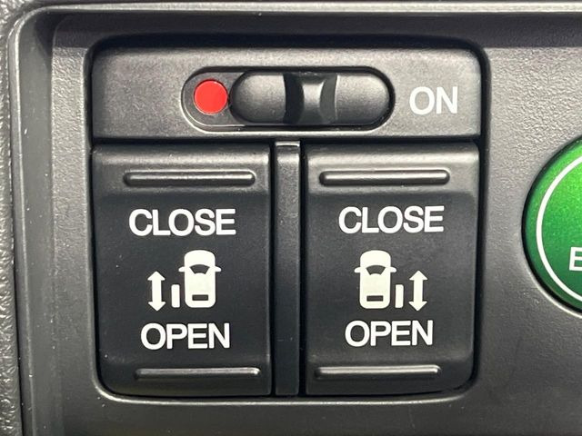 【両側パワースライドドア】スマートキーや運転席のスイッチで後席両側スライドドアの開閉が可能♪電動だから力を入れてドアを開ける必要が無く、小さなお子様でも簡単に開け閉めでき快適です♪