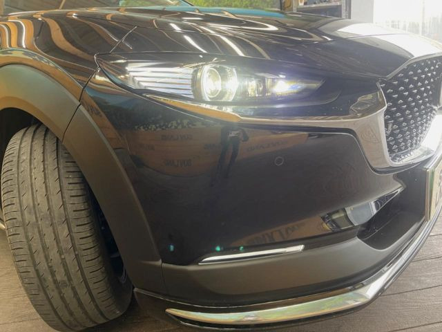 【LEDヘッドライト】悪天候や夜間走行時も良好な視界を確保し安心して運転できる高輝度LEDヘッドライトを装備!点灯速度が早く、消費電力も抑えられています。