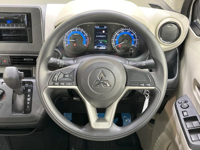 �C���e���A�ɍ��킹���f�U�C���̃X�e�A�����O�́A�^�]�������̂��Ƃ��l���A�^�]���₷���`��A�傫���ł��B�����x�A���ۂɐG���Ă��m���߂��������B