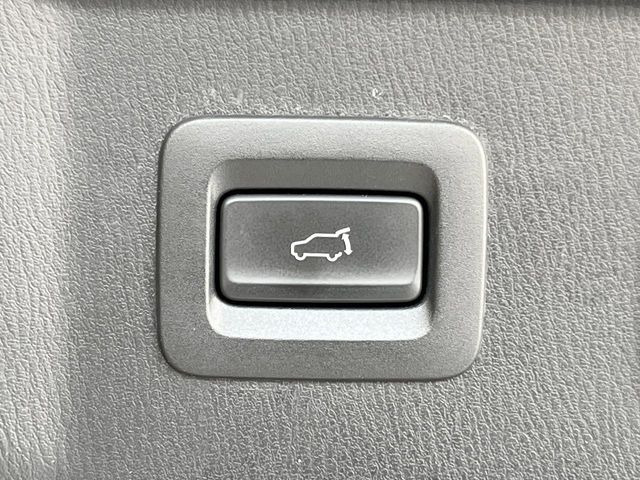 【パワーバックドア】スマートキーや運転席のボタンを押すだけでリアゲートが自動で開閉します!荷物を持っている時や、高い位置にあるバックドアを閉める際に便利な機能です♪