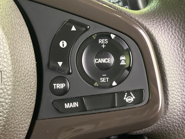 【アダプティブクルーズコントロール】高速道路での長距離走行が楽に!!自動で速度を保つクルーズコントロールが、衝突軽減システムと連携し、前方の車両を感知して車間を保つように速度調節してくれます!!