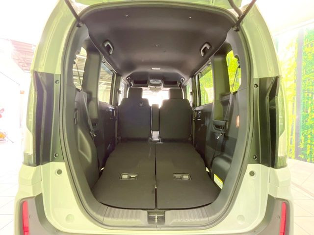 積み下ろしのしやすいデッキにはたっぷりと荷物を積み込んでいただけます。遊びから仕事まで、様々なシーンで頼れます♪