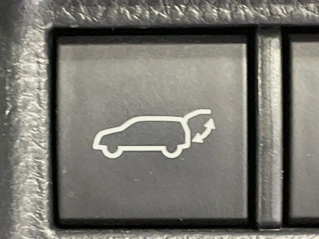 【パワーバックドア】スマートキーや運転席のボタンを押すだけでリアゲートが自動で開閉します!荷物を持っている時や、高い位置にあるバックドアを閉める際に便利な機能です♪