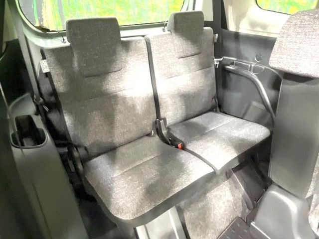 床下収納式のサードシートです。座席部分をコンパクトに収納でき、広大な荷室スペースとしてお使いいただけます!乗車人数や荷物の量など利用シーンに合わせて3列目を有効活用でき、とっても便利♪