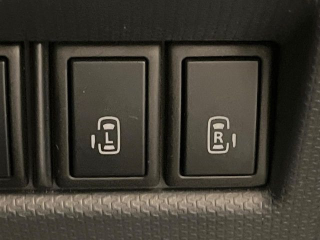 【両側パワースライドドア】スマートキーや運転席のスイッチで後席両側スライドドアの開閉が可能♪電動だから力を入れてドアを開ける必要が無く、小さなお子様でも簡単に開け閉めでき快適です♪