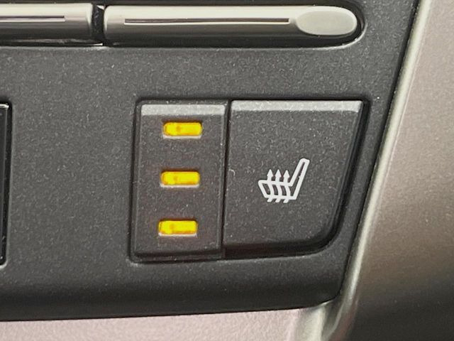 【シートヒーター】寒い日に重宝するシートヒーター!エアコンより早く温まってくれるので寒がりの人も安心ですね♪エアコンの温風は乾燥するから苦手、という方にもをおすすめです。