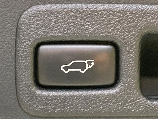 【パワーバックドア】スマートキーや運転席のボタンを押すだけでリアゲートが自動で開閉します!荷物を持っている時や、高い位置にあるバックドアを閉める際に便利な機能です♪