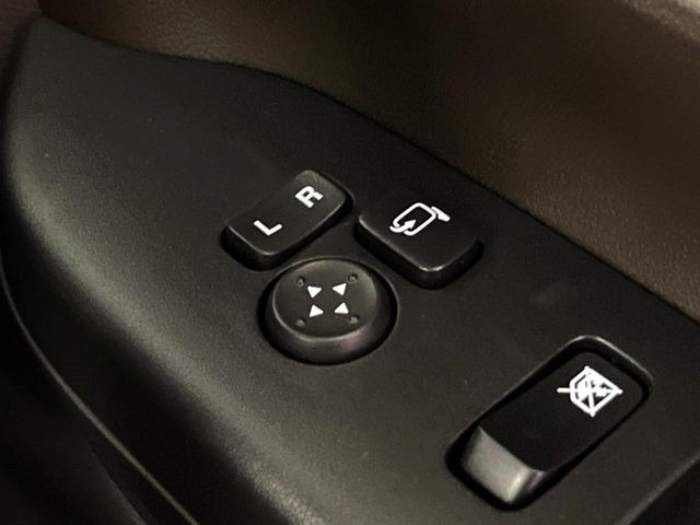 【電動格納ミラー】サイドミラーは電動格納式となっており、狭い駐車場でもキズがつくリスクを抑えられます。