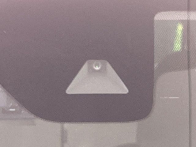 【エマージェンシーブレーキ】走行中に前方の車両等を認識し、衝突しそうな時は警報とブレーキで衝突回避と被害軽減をアシスト。より安全にドライブをお楽しみいただけます。