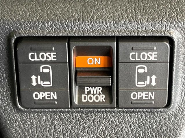 【両側パワースライドドア】スマートキーや運転席のスイッチで後席両側スライドドアの開閉が可能♪電動だから力を入れてドアを開ける必要が無く、小さなお子様でも簡単に開け閉めでき快適です♪