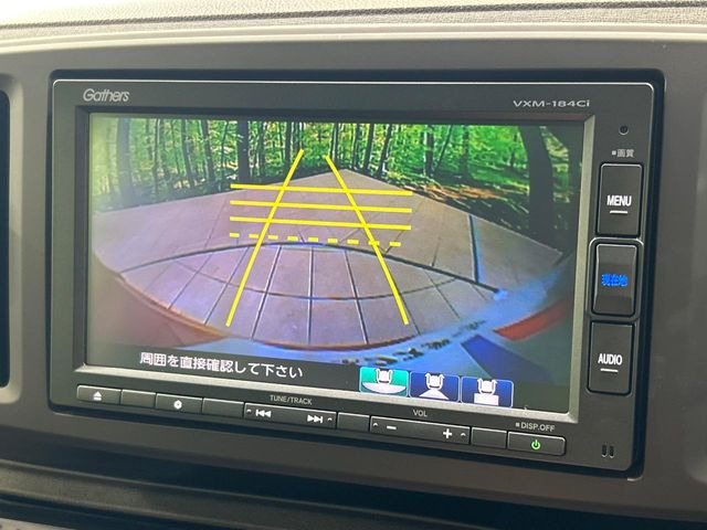 【バックカメラ】駐車時に後方がリアルタイム映像で確認できます。大型商業施設や立体駐車場での駐車時や、夜間のバック時に大活躍!運転スキルに関わらず、今や必須となった装備のひとつです!