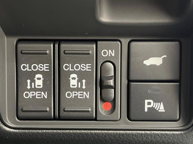 【両側パワースライドドア】スマートキーや運転席のスイッチで後席両側スライドドアの開閉が可能♪電動だから力を入れてドアを開ける必要が無く、小さなお子様でも簡単に開け閉めでき快適です♪