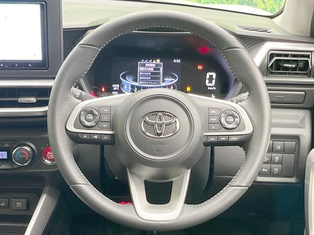 インテリアに合わせたデザインのステアリングは、運転される方のことも考え、運転しやすい形状、大きさです。是非一度、実際に触ってお確かめください。