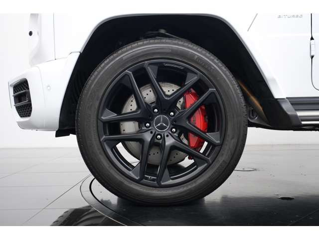 足元には純正21インチAMG5ツインスポークアルミホイールを装着し、AMGレッドブレーキキャリパーとの組み合わせにより、力強くスポーティなエクステリアを演出しています。