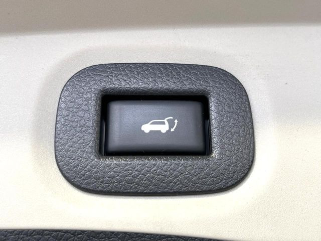 【パワーバックドア】スマートキーや運転席のボタンを押すだけでリアゲートが自動で開閉します!荷物を持っている時や、高い位置にあるバックドアを閉める際に便利な機能です♪