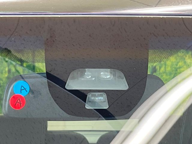 【ホンダセンシング】走行中に前方の車両等を認識し、衝突しそうな時は警報とブレーキで衝突回避と被害軽減をアシスト。より安全にドライブをお楽しみいただけます。