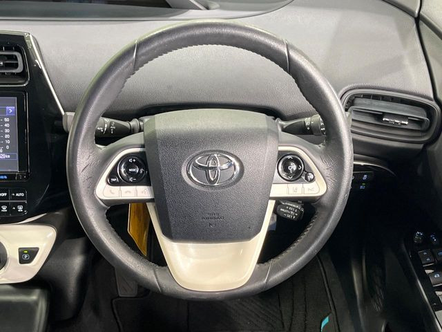 インテリアに合わせたデザインのステアリングは、運転される方のことも考え、運転しやすい形状、大きさです。是非一度、実際に触ってお確かめください。