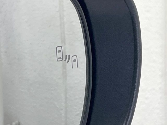 【ブラインドスポットモニター】走行中、ドアミラーの死角になりやすい箇所に後続車が接近するとサイドミラー付近に警告を表示、ドライバーに注意喚起をしてくれます。