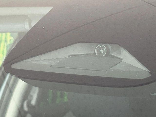 【ホンダセンシング】走行中に前方の車両等を認識し、衝突しそうな時は警報とブレーキで衝突回避と被害軽減をアシスト。より安全にドライブをお楽しみいただけます。