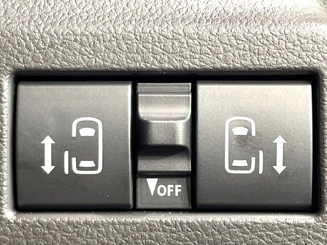 【両側パワースライドドア】スマートキーや運転席のスイッチで後席両側スライドドアの開閉が可能♪電動だから力を入れてドアを開ける必要が無く、小さなお子様でも簡単に開け閉めでき快適です♪