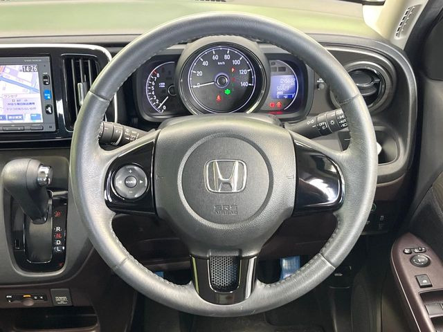 【純正革巻きステアリング】上質な革を使用することで、手にしっかり馴染みとても運転しやすいハンドルです♪