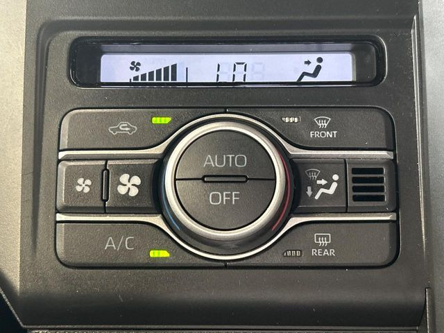 【オートエアコン】一度お好みの温度に設定すれば、車内の温度を検知し風量や温度を自動で調整。暑い&hellip;寒い&hellip;と何度もスイッチ操作をする必要はありません。快適な車内空間には必須の機能ですね♪