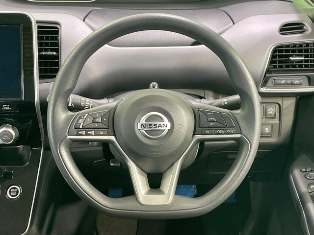 �C���e���A�ɍ��킹���f�U�C���̃X�e�A�����O�́A�^�]�������̂��Ƃ��l���A�^�]���₷���`��A�傫���ł��B�����x�A���ۂɐG���Ă��m���߂��������B