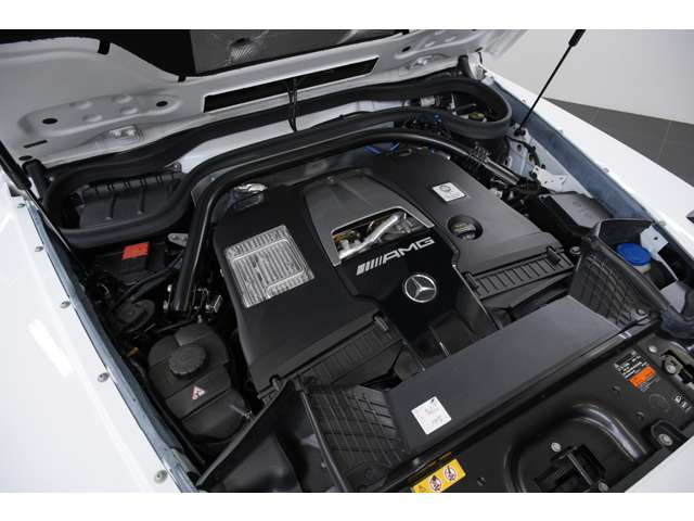 4.0L V型8気筒DOHCツインターボ、585ps/86.7kgm、全長&times;全幅&times;全高mm 4665&times;1985&times;1975mm、車両重量 2530kg