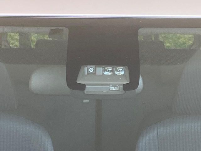 【プリクラッシュセーフティ】前方の車両等を検知し、衝突しそうな時は警報で注意を促し、ブレーキを踏む力をサポート。ブレーキを踏めなかった場合は衝突被害軽減ブレーキが作動、衝突回避をサポートします。