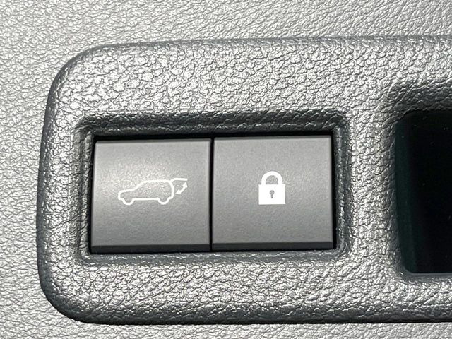 【パワーバックドア】スマートキーや運転席のボタンを押すだけでリアゲートが自動で開閉します!荷物を持っている時や、高い位置にあるバックドアを閉める際に便利な機能です♪