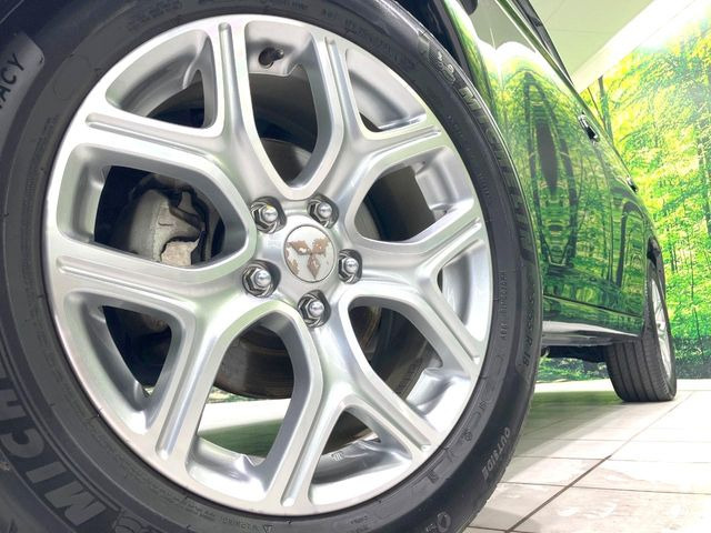 �y����18�C���`�A���~�z�C�[���z�O�ςɃ}�b�`���������A���~�z�C�[���𑕒����Ă���܂��B�e��ЊO�A���~�z�C�[����A�X�^�b�h���X�^�C�����戵�����Ă���܂��B���񂲑��k����������