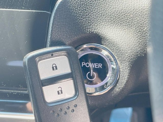 �yHonda�X�}�[�g�L�[�z�J�o����|�P�b�g�ɓ��ꂽ�܂܂ł��h�A�̎{���E�������\�ȃX�}�[�g�L�[�𑕔��B�G���W���̃I���E�I�t�����J�M�����o���K�v����������Ƃ��Ă��֗��ł���
