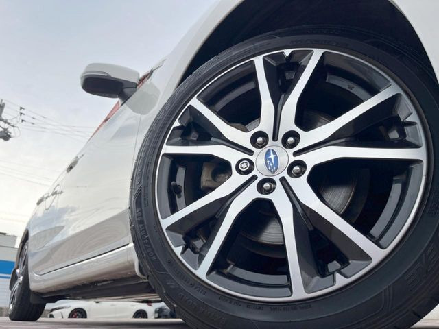 �y����17�C���`�A���~�z�C�[���z�O�ςɃ}�b�`���������A���~�z�C�[���𑕒����Ă���܂��B�e��ЊO�A���~�z�C�[����A�X�^�b�h���X�^�C�����戵�����Ă���܂��B���񂲑��k����������