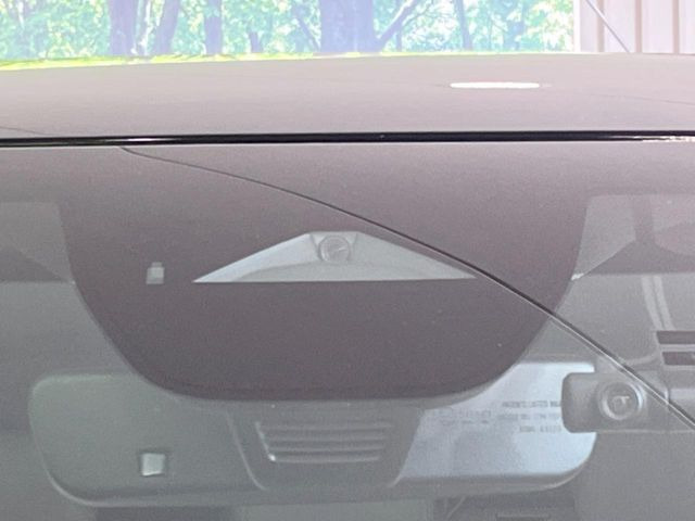 【i-ACTIVESENSE】走行中に前方の車両等を認識し、衝突しそうな時は警報とブレーキで衝突回避と被害軽減をアシスト。より安全にドライブをお楽しみいただけます。