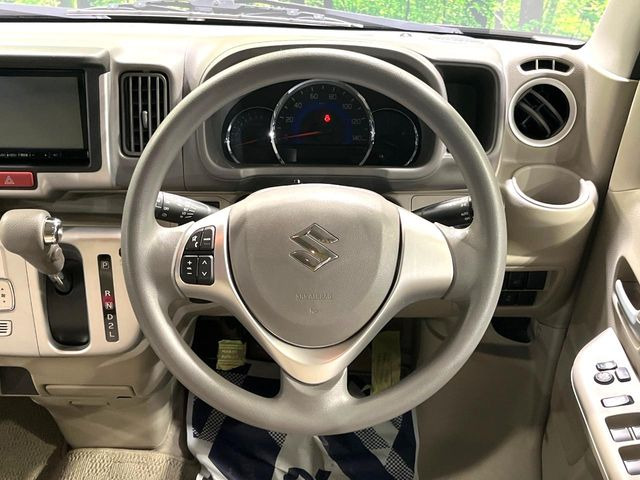 インテリアに合わせたデザインのステアリングは、運転される方のことも考え、運転しやすい形状、大きさです。是非一度、実際に触ってお確かめください。