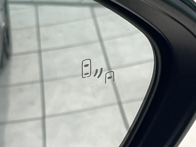 【ブラインドスポットモニター】走行中、ドアミラーの死角になりやすい箇所に後続車が接近するとサイドミラーのレンズに警告を表示!ドライバーに注意喚起をしてくれます。