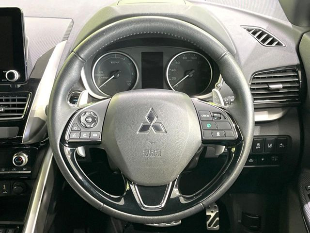 �C���e���A�ɍ��킹���f�U�C���̃X�e�A�����O�́A�^�]�������̂��Ƃ��l���A�^�]���₷���`��A�傫���ł��B�����x�A���ۂɐG���Ă��m���߂��������B